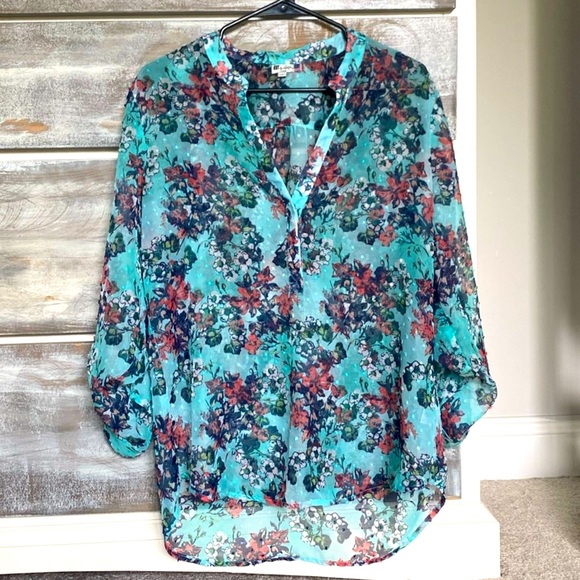 Kut from the Kloth Tops - EUC KUT FROM THE KLOTH Textured Dot and Floral V-Neck Blouse